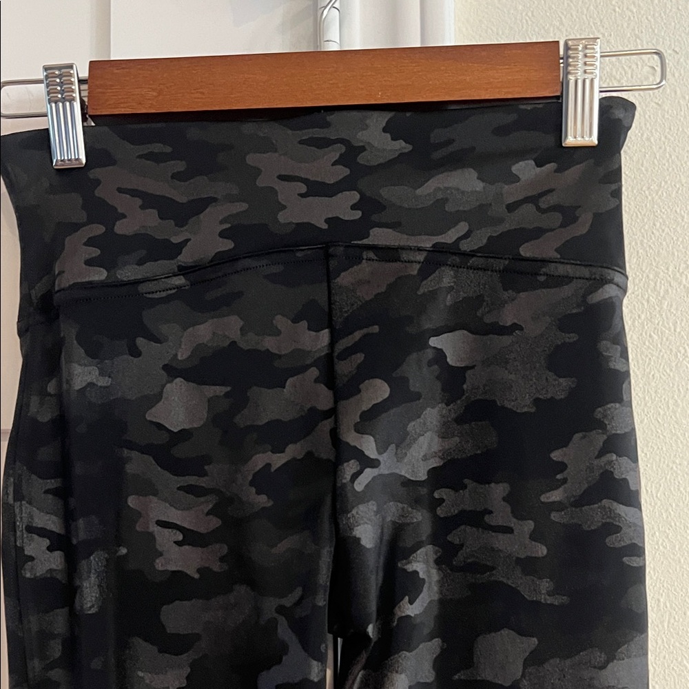 SPANX Faux Leather Camo Legging Matte Black Camo Size Small NWT - Picture 7 of 8
